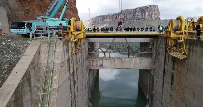 Dicle Barajı'nda kopan kapağın montajına başlandı