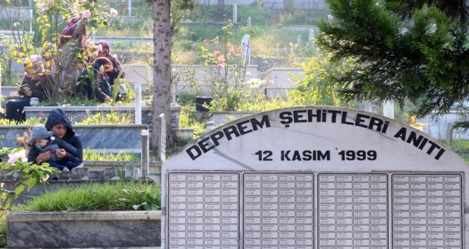 Deprem şehitleri mezarları başında anıldı