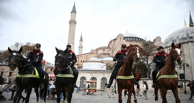 Atlı Birlikler Sultanahmet'te devriyeye başladı