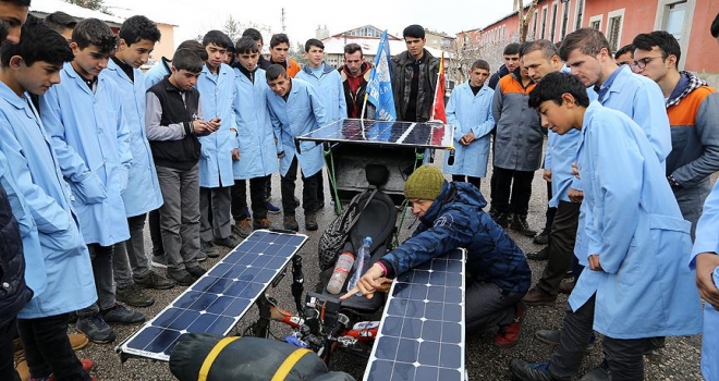 Fransız seyyahtan öğrencilere hadisli çevre mesajı