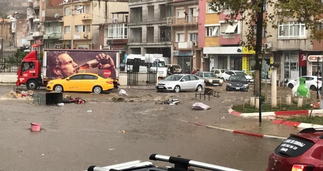 İzmir'de sağanak etkili oldu