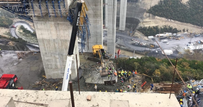 Otoyol çalışmasında beton blok düştü