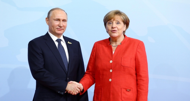 Putin ve Merkel Suriyeyi görüştü