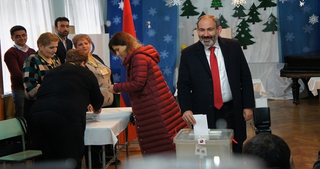 Ermenistan'daki seçimin galibi Paşinyan oldu