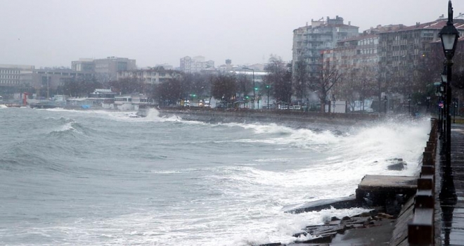 Marmara Denizi'nde ulaşıma poyraz engeli