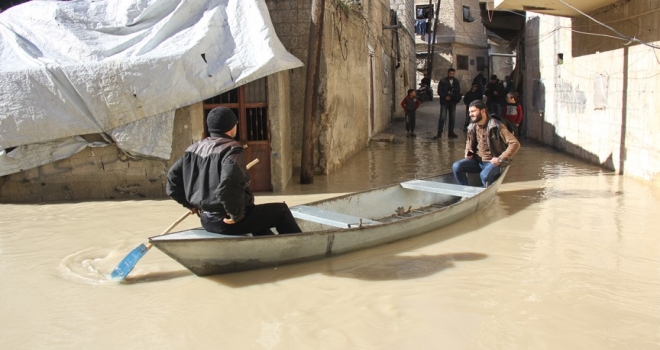 Asi Nehri taşınca sandalla ulaşım başladı