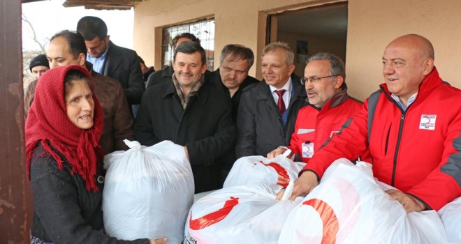 Türk Kızılayı'ndan Makedonya'ya giysi yardımı