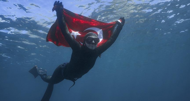 Milli sporcu Şahika Ercümen'den Antarktika'da tarihi dalış