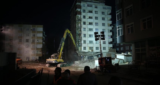 Kartal'da riskli binalardan ilkinin yıkımına başlandı