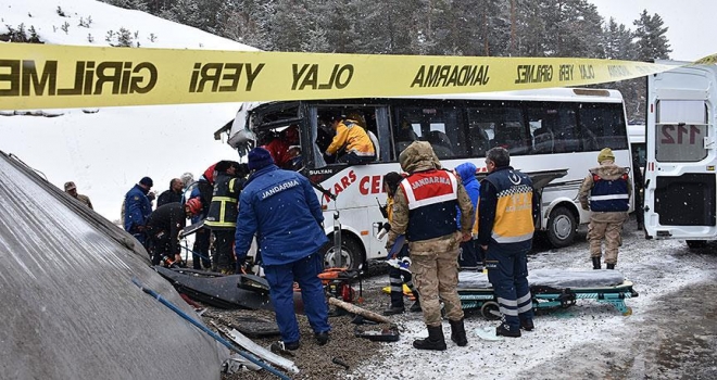 Kars'ta trafik kazası: 20 yaralı