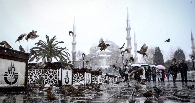 İstanbul'da kar yağışı etkisini sürdürüyor