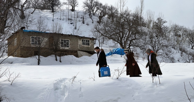 Tedavi için karlı yamaçları aşıyorlar