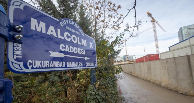 ABD Büyükelçiliği'nin bulunduğu caddeye 'Malcolm X' tabelası asıldı